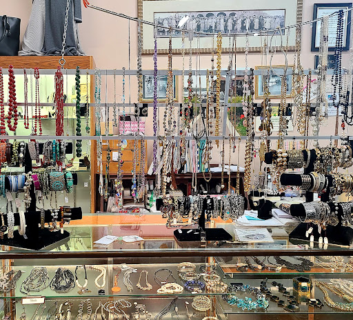 Sandy's Upscale Consignment - Visual