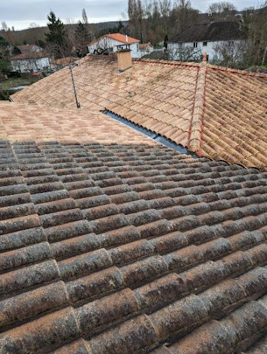 Photo de BJ Couvreur - Angoulême Charente Fuite Dépannage Toiture