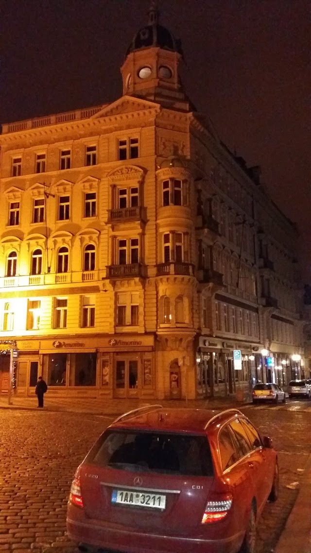 Nicolas Bar & Restaurant