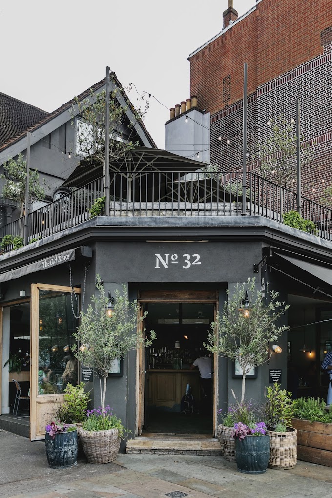 Discover the best bars in Clapham for an unforgettable nightlife experience. From The Little Orange Door to Girlfriend Clapham, explore unique venues with great vibes, signature cocktails, and live entertainment.