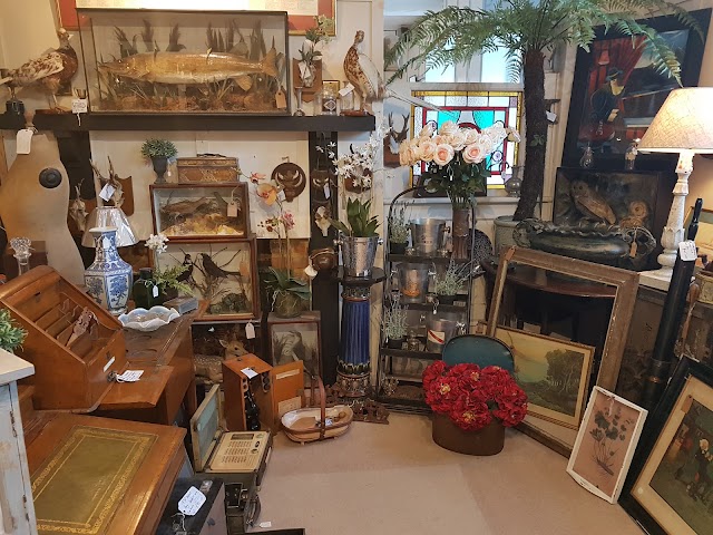 White Lion Antiques - Hartley Wintney