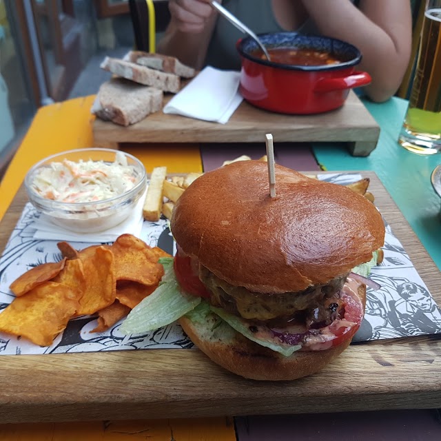 BB'z Bar & Grill