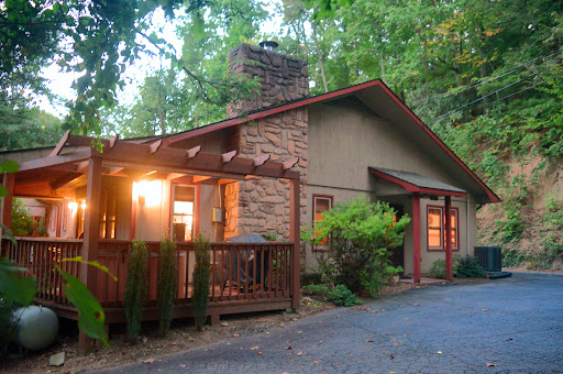 Creekside Hideaway Vacation Rentals - Up & Away Cabin Logo