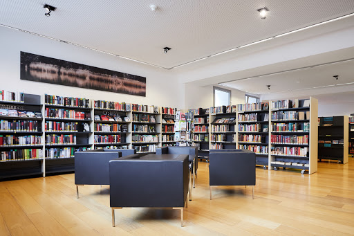 Biblioteca Pubblica - Öffentliche Bibliothek