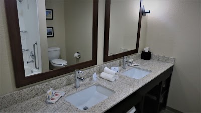 Comfort Inn & Suites Airport CID