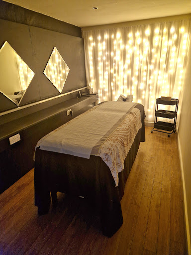 Black & Gold Massage