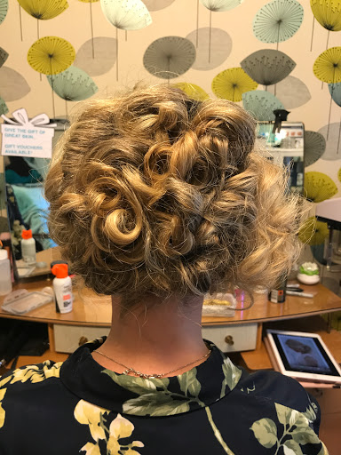 Emma Shackleton - Skin • Hair • Makeup - Thumbnail