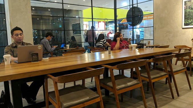 Starbucks Menteng Huis, Author: Siswoyo Sardi