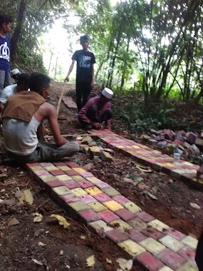 Makam Keramat Raden Suryajaya Dipa Manggala Dan Ostr Nyi Mas Salamah, Author: Gunungsunda Megahperkasa