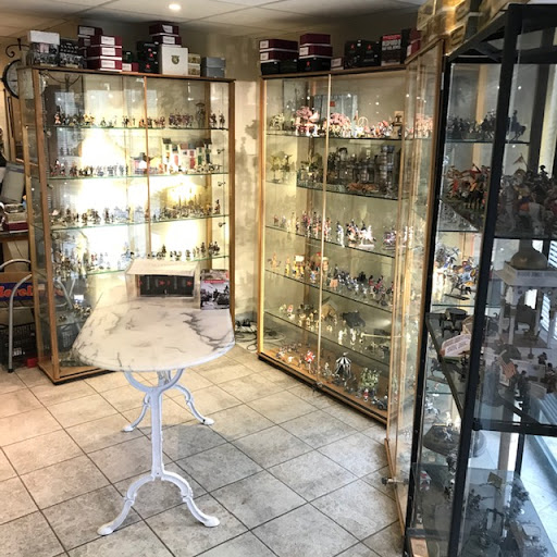 Figurines & Collections - Thumbnail