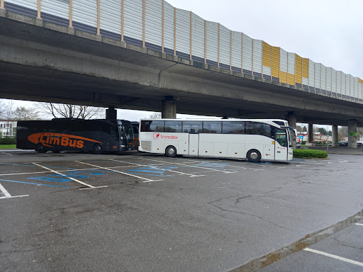 Parkplatz unter der Stelzenbrücke