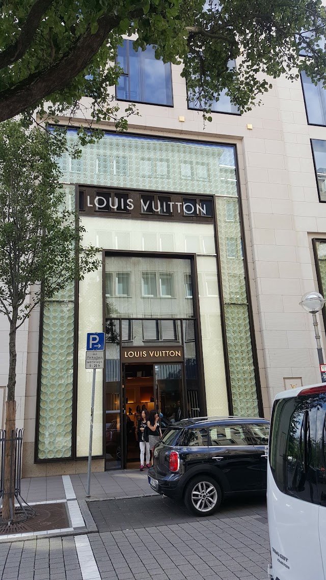 Mapstr - Shopping Louis Vuitton Luxembourg - Louis Vuitton, Luxe 💵,  Shopping 👜, Winkelen