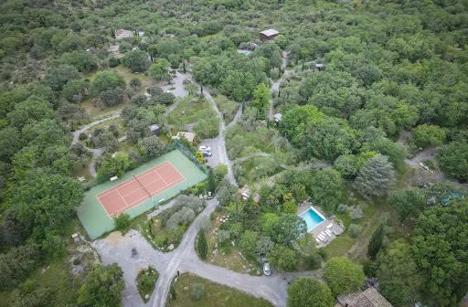 Photo de Roulottes et Cabanes de Saint Cerice / gite, HEBERGEMENT, cabane INSOLITE, SPA privatif et SAUNA en ARDECHE