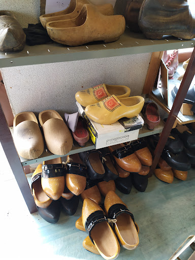 Authentic Breton wooden shoe manufacturer - Thumbnail
