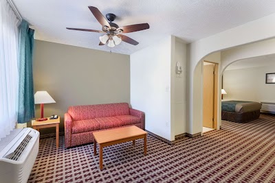 Econo Lodge Inn & Suites