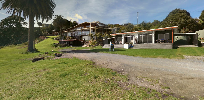 Cable Bay Stays - Golden Sand and Driftwood Beach Front Accommodation