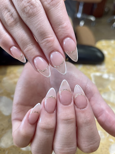 Q Nails Burnsville Inc Logo