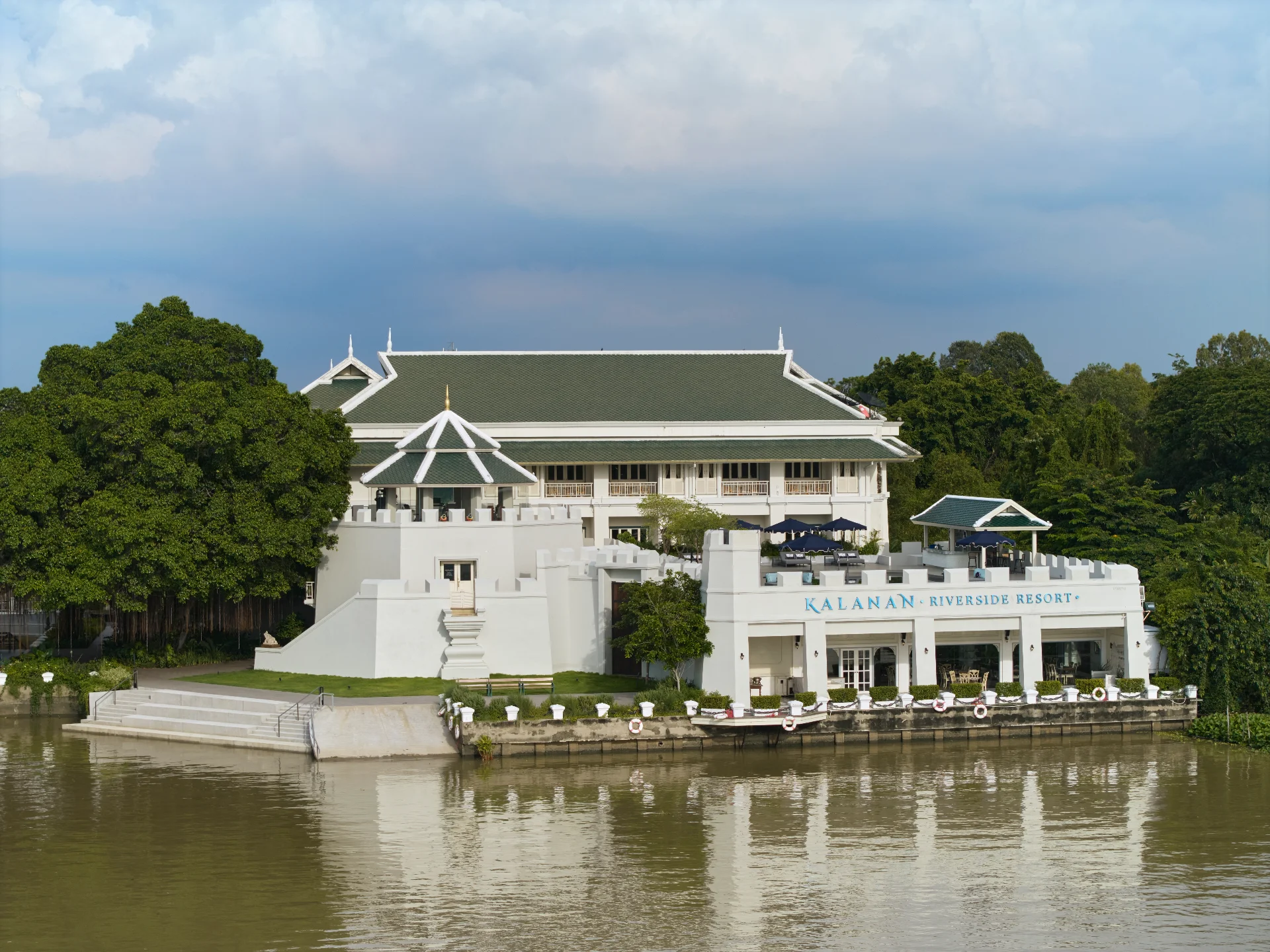 Kalanan riverside resort