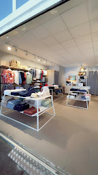 Photo n°6 de Jules Cavalaire- Fermé à Cavalaire-sur-Mer (Magasin de smokings)