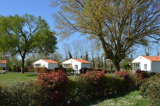 Photo de Les Cabanes du Lac à Vandré (17700)