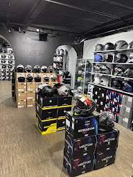 Photo n°14 de TEAMAXE Bastille à Paris (Magasin de pièces et d'accessoires pour motos)