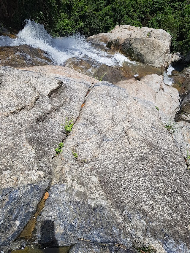 Na Muang water fall 2 - upper natural pool & rocks