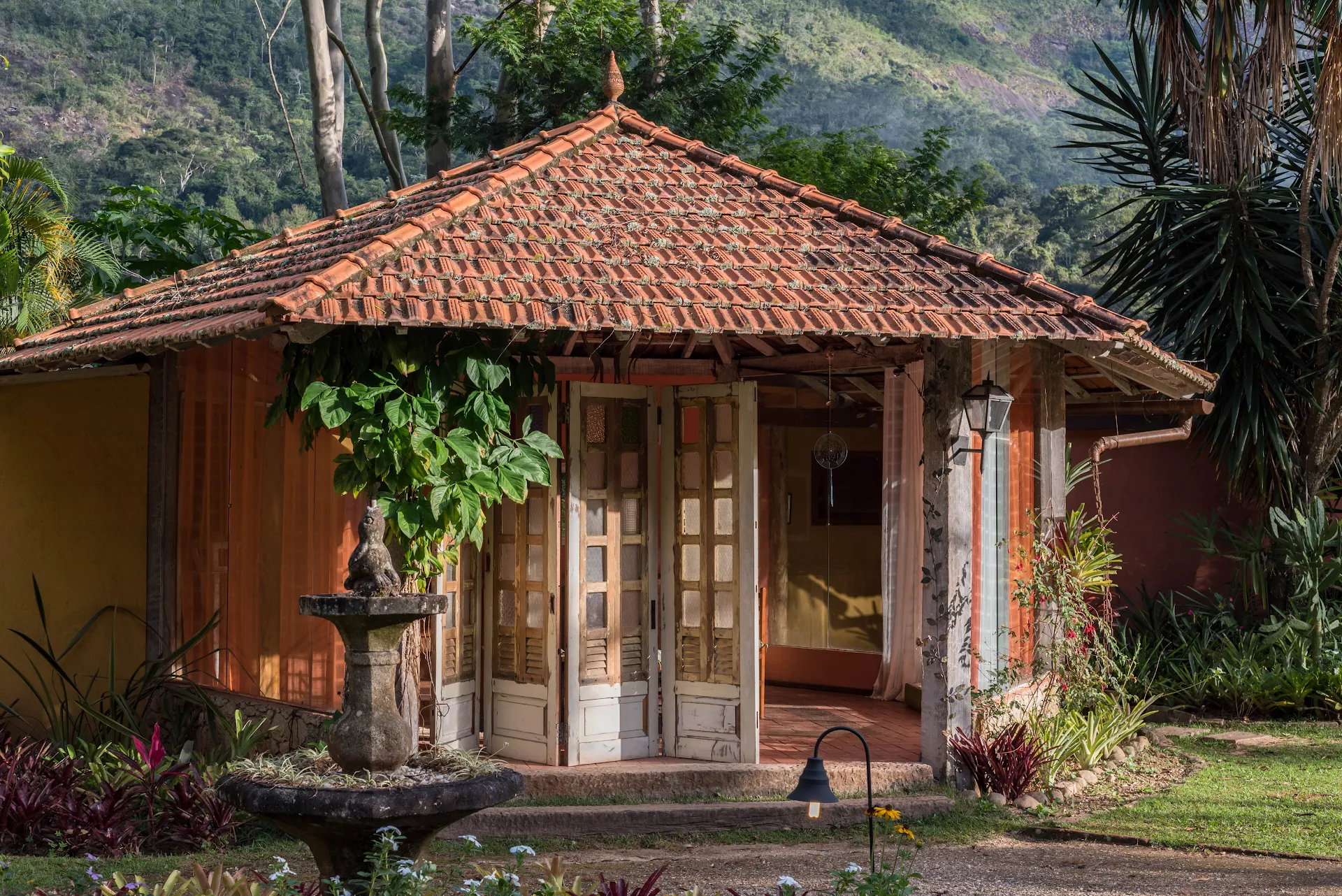 Entrada da pousada Quinta dos Pássaros Itaipava RJ