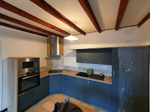 Photo n°2 de ARTISAN CMPeinture : Peintre en bâtiment , Nettoyage, Démoussage et protection hydrofuge résine sur Toiture et Façade à La Bruffière (Service d'élagage)