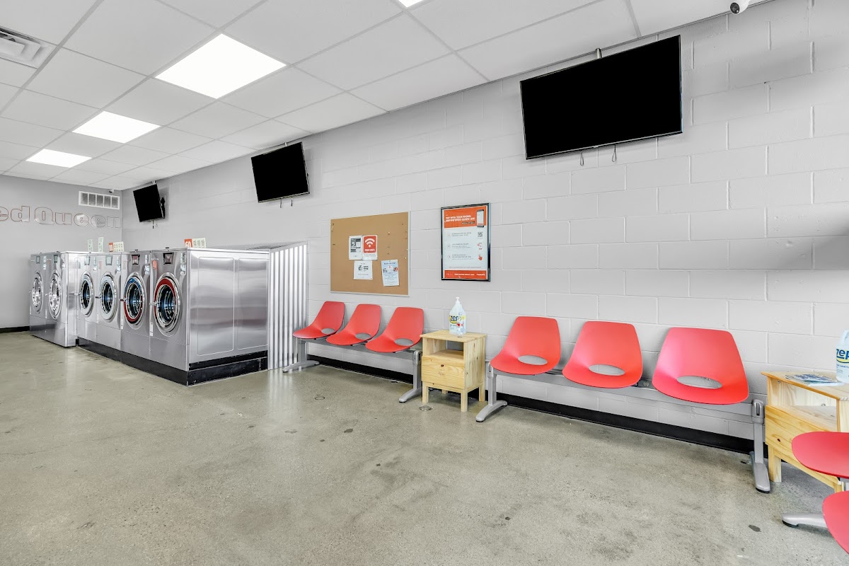 Laundromat llc facility with washing machines in Warren