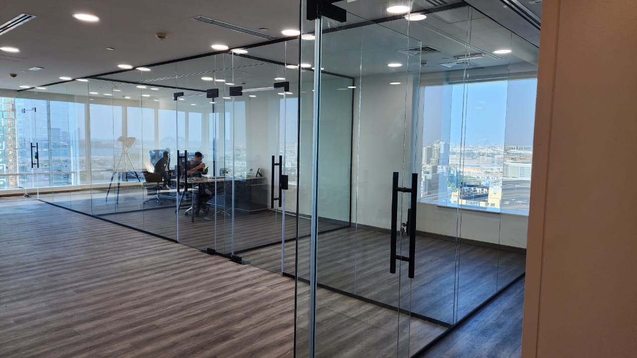 Office Glass Partition Dubai, Glass Work Dubai, Glass Partition Maker - صورة 2