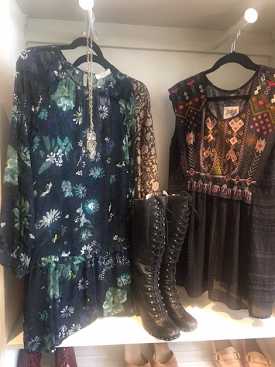 Colibri Clothing Revival, A Resale Boutique