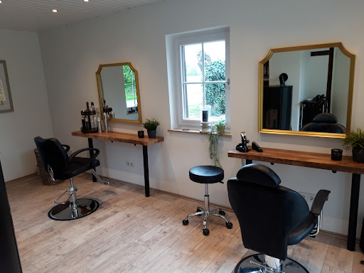 Friseurmeisterin Laura-Helena