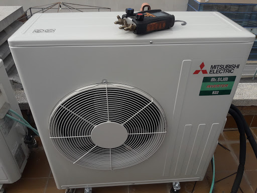 Xavi Termes/ Instalterm Boletines e Instalaciones Electricidad Agua Gas Aire Acondicionado