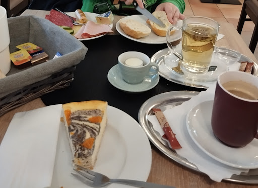Ina’s Café - Thumbnail