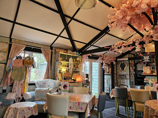 Petals Tearoom Logo