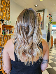 Photo n°9 de Sixties Saloon à Hyères (Salon de coiffure)