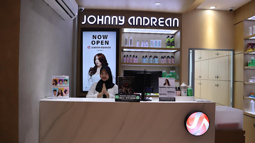 JOHNNY ANDREAN SALON DAUD BEUREUEH