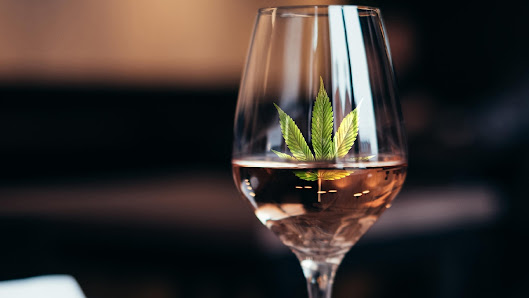 Cannabis and Wine Tour of Niagara Falls, Two Lakes Tours 7743 Weyburn Cir, Niagara Falls, ON L2H 2M5, Canada