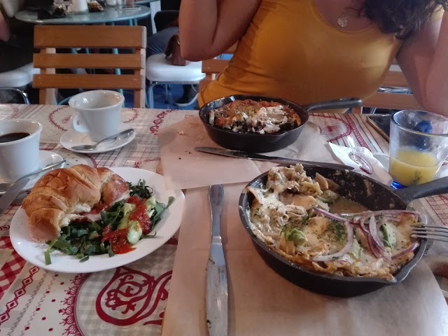 LOS AMANTES Café & Bistro