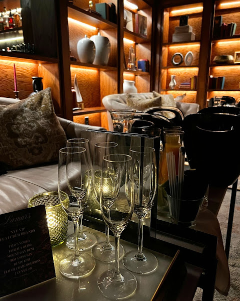 Lamar's Sporting Club by null