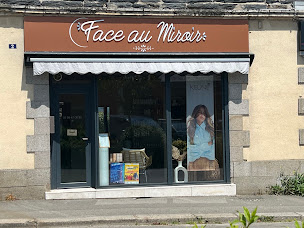 Photo n°1 de Face au miroir à Janzé (Salon de coiffure)