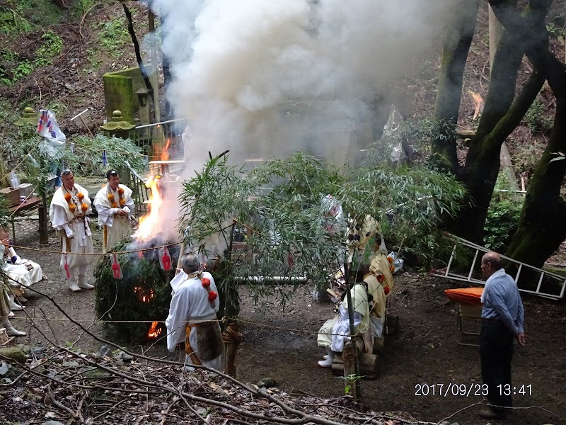逢坂山水車谷不動尊