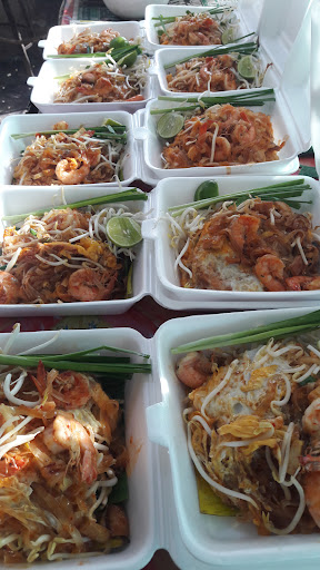 ร้านผัดไทไฟแดง