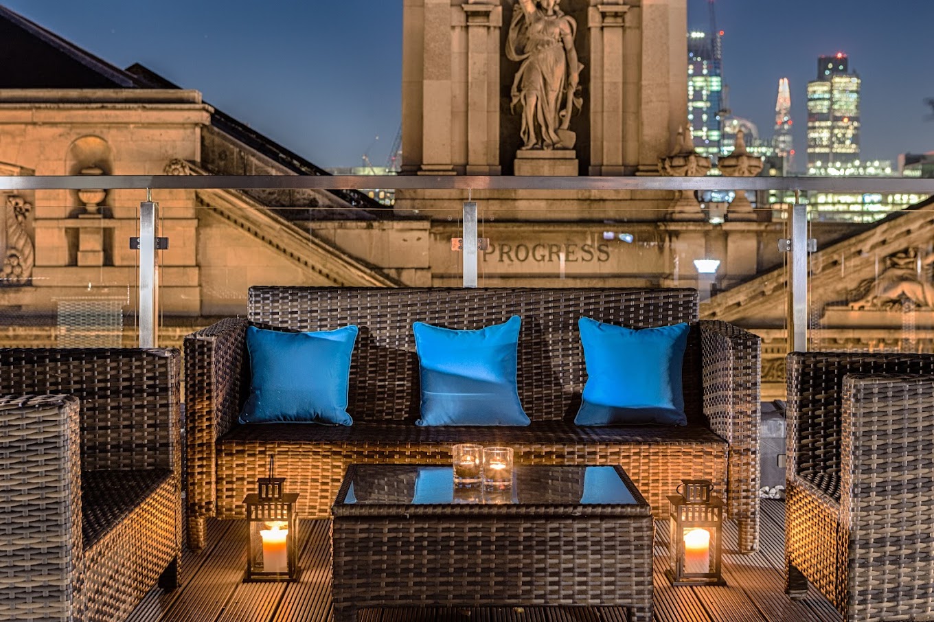 Discover the top bars in London with stunning views of the city skyline. From rooftop bars to riverside pubs, our guide will take you on a journey through the best places to sip a cocktail and take in the breathtaking views of London's iconic landmarks. #londonnightlife #londonbars | The Best Bars In London | London Bars With Views | Best Bars With City View In London | Best Places For Drinks In London | London Nightlife Guide | Best Nightlife Areas In London