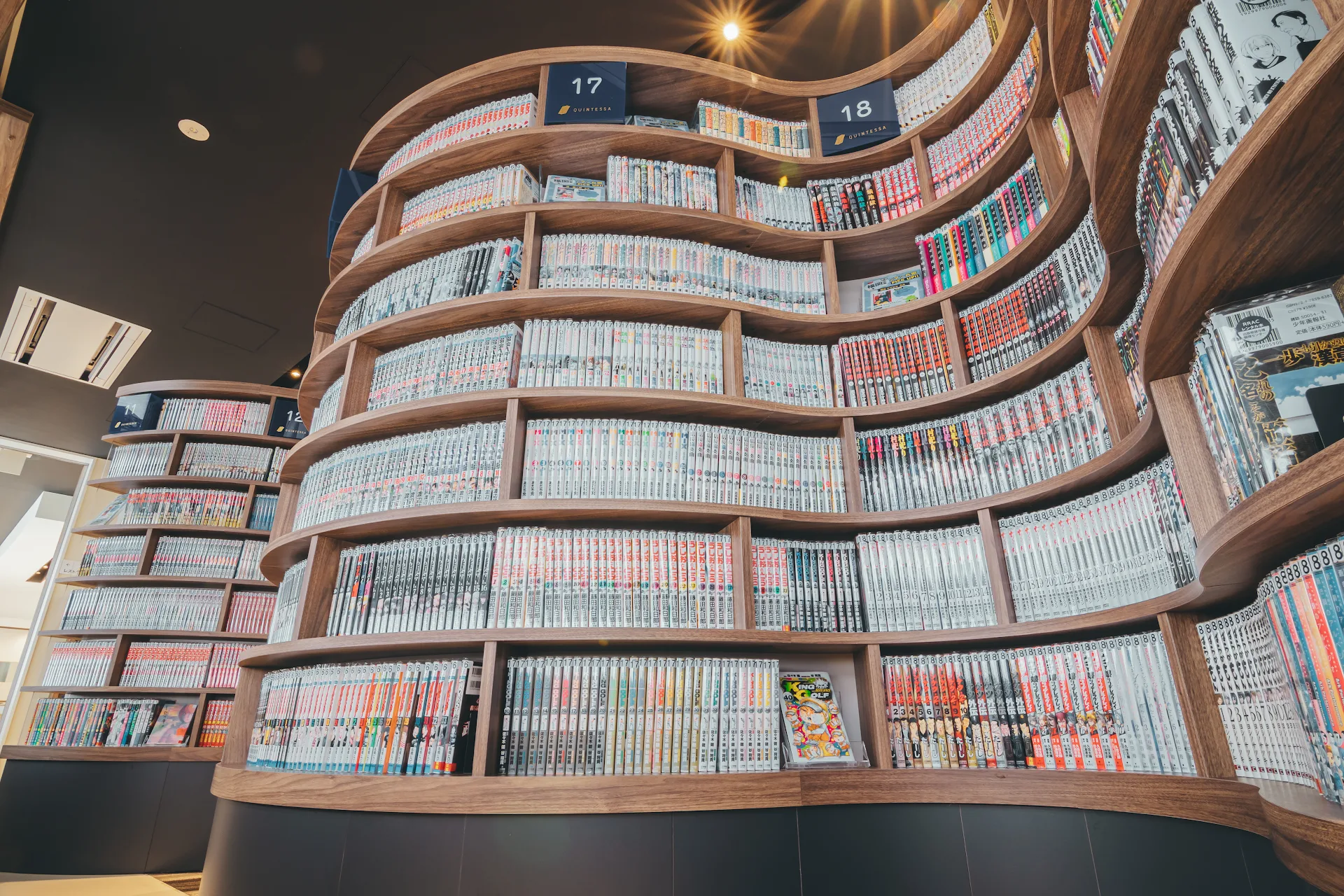 クインテッサホテル小倉 Comic & Books