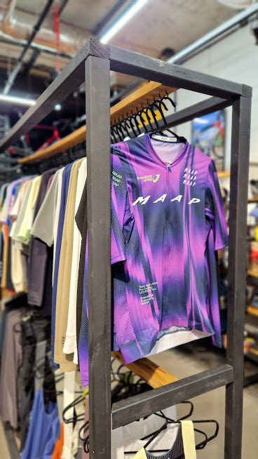 ROADBIKE CAFE - kawiarnia, showroom kolarski, serwis, odzież Maap Rapha Gobik by null