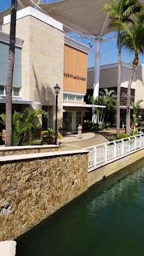 La Isla Shopping Village by null