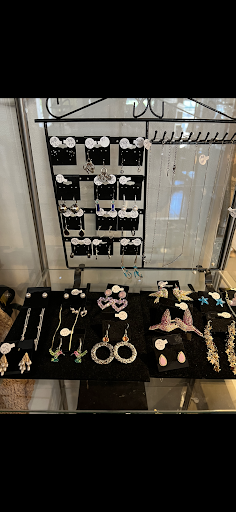 Lolo's Consignment - Visual