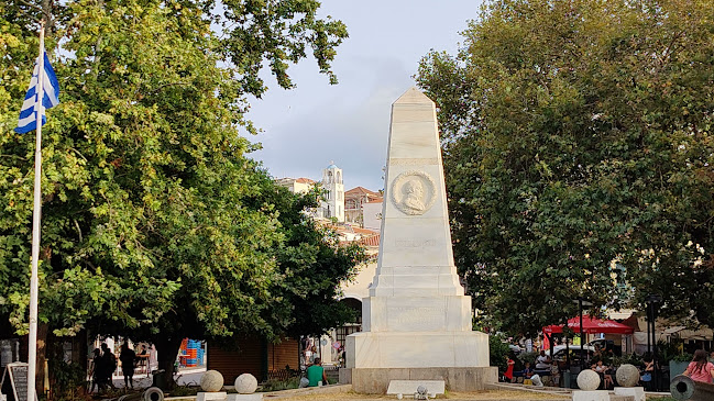 Μνημείο Τριών Ναυάρχων (Κεντρική Πλατεία Πύλου)