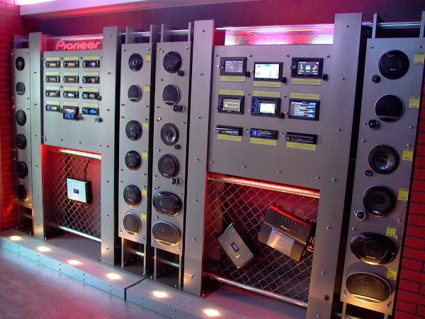 Стеллажи в магазине автозвука. Хай фай авто. Машины разных марок. Hi fi z машина. Автохайфай.